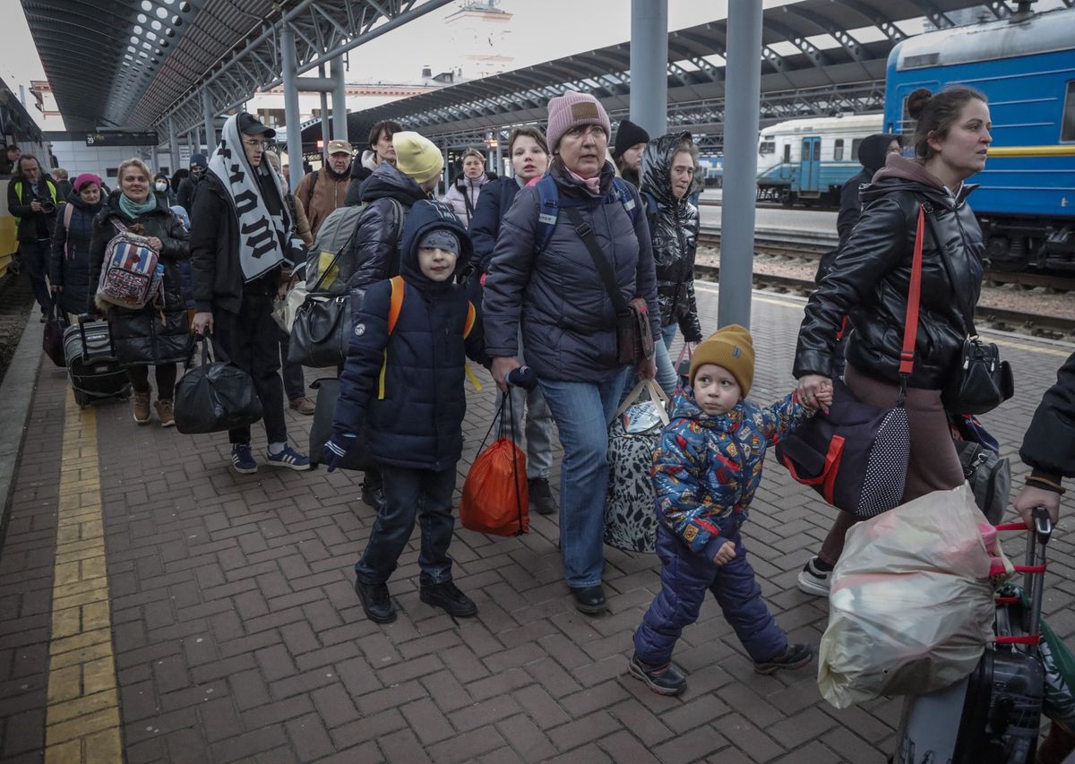 Wszystkie wyjeżdżające z Kijowa pociągi są składami ewakuacyjnymi, obowiązuje do nich tzw. "żywa kolejka"