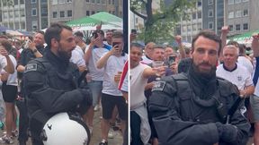 Otoczyli niemieckiego policjanta. Dobrze się mu przyjrzyj