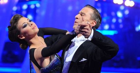 Klaudia Halejcio i Tomasz Barański ćwiczą zdzieranie koszuli...