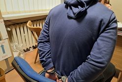 Zaatakował przechodniów i ratownika medycznego. 37-latek z zarzutami