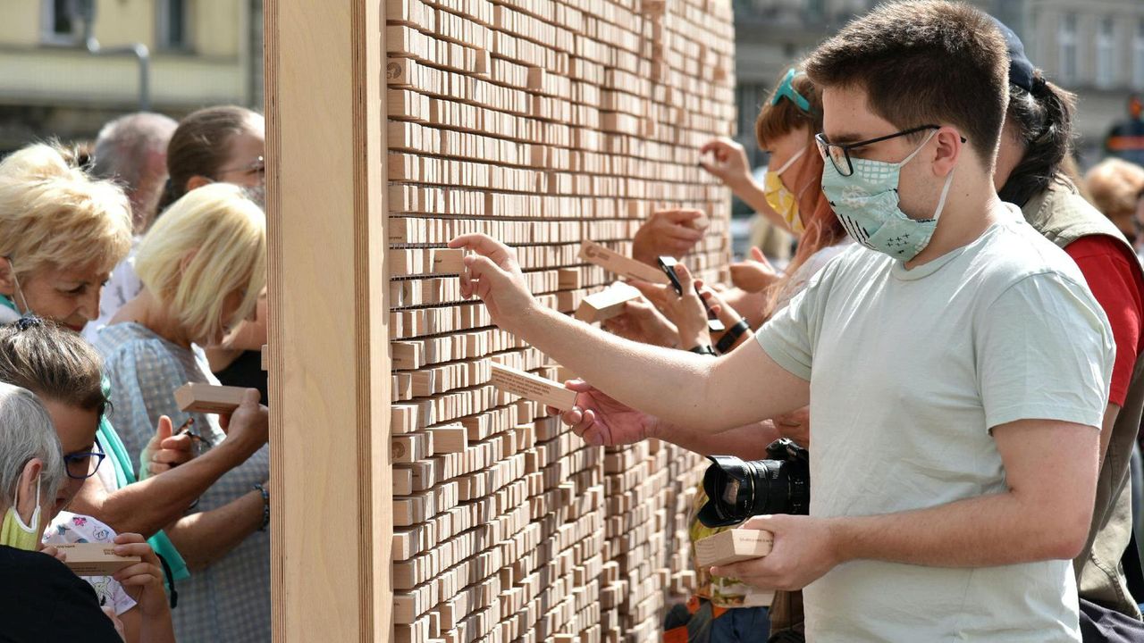 Poznań. Na placu Wolności stanął "Znikający mur"