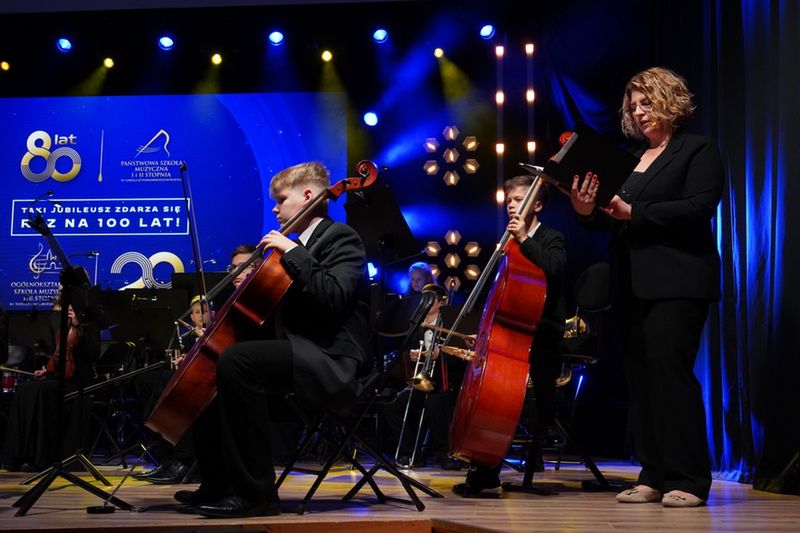 Podwójny jubileusz szkół muzycznych w Płocku. Gala, sztandary i koncert pełen emocji