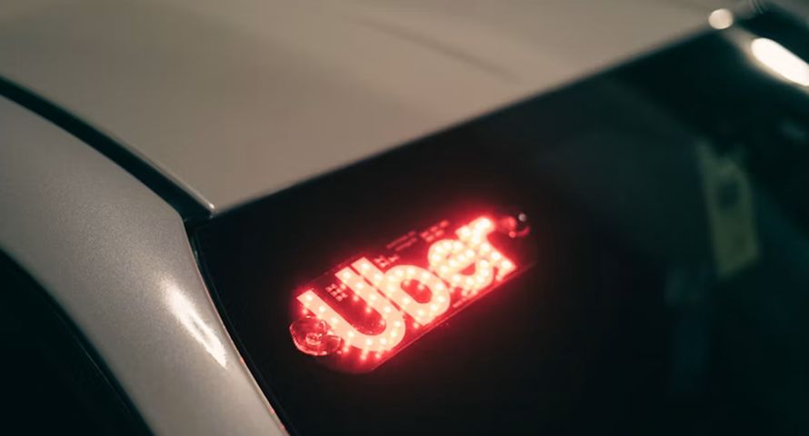 Uber zwolni ponad 3 tys. osób. Mocniej stawia na AI i autonomiczne pojazdy