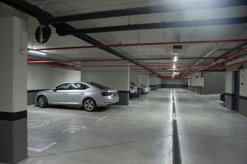 Miejsce postojowe kosztuje już tyle, co mała nieruchomość. Czy taki zakup ma sens?