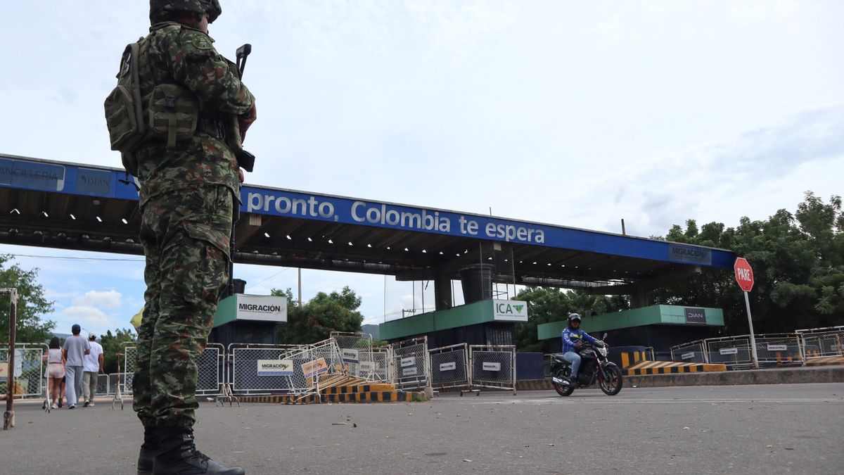 A member of the Colombian Army stands guard at the Simon Bolivar International Bridge in Cucuta, Colombia, 04 January 2026. The bridge is the main crossing point between Colombia and Venezuela. Venezuelan President Nicolas Maduro and his wife Cilia Flores were captured following United States military action on 03 January 2026 and flown to New York, where Maduro is expected to appear in court in the coming days. EPA/MARIO CAICEDO Dostawca: PAP/EPA.