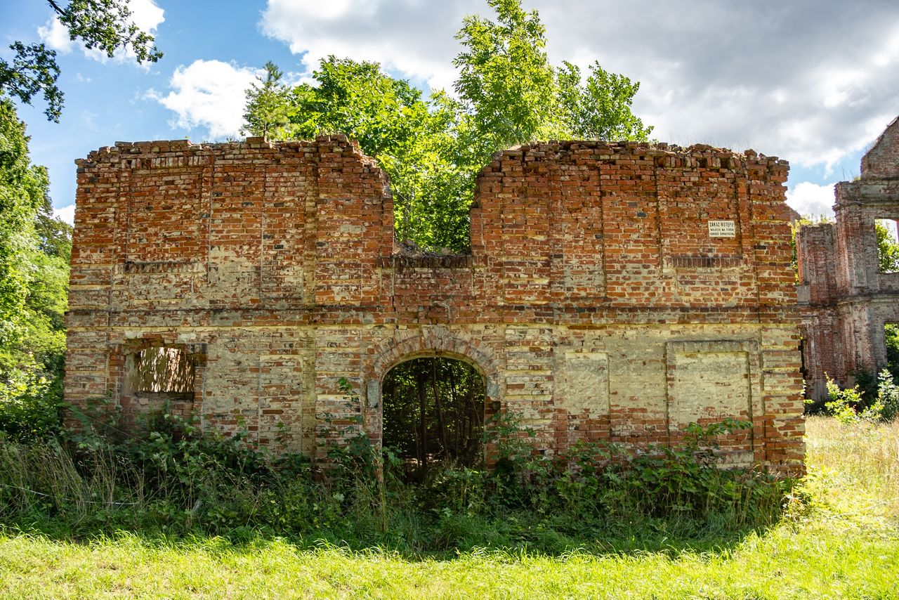 Zachowany fragment bocznej części zespołu pałacowego.