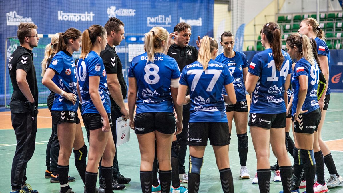 WP SportoweFakty / Anna Dembińska / Na zdjęciu: Andrzej Niewrzawa i szczypiornistki EKS Start Elbląg