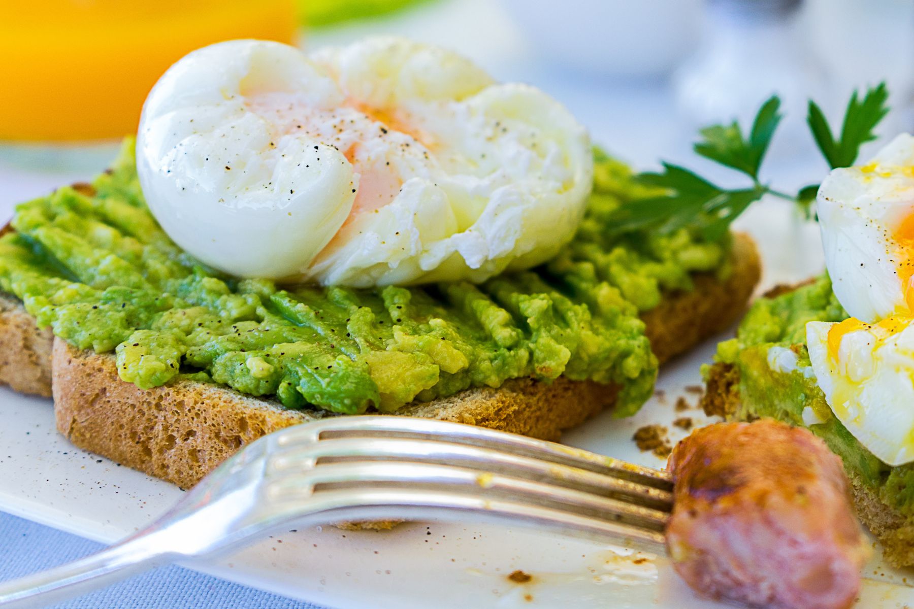Polacy jedzą na potęgę i nie myślą o skutkach. Tym osobom awokado może zaszkodzić