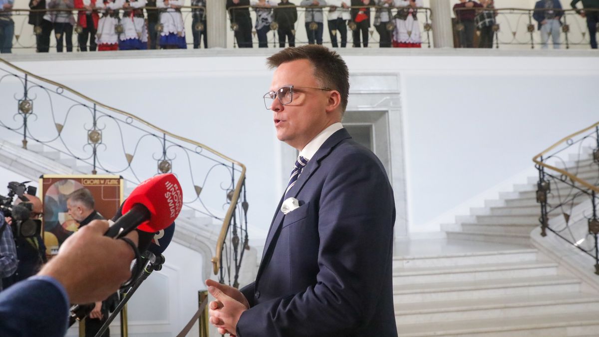 Warszawa, 10.10.2025. Marszałek Sejmu Szymon Hołownia podczas konferencji prasowej w Sejmie w Warszawie, 10 bm. Marszałek Hołownia został przesłuchany w Prokuraturze Okręgowej w Warszawie ws. jego słów z lipca br., gdy stwierdził, że wielokrotnie sugerowano mu, aby opóźnił zaprzysiężenie Karola Nawrockiego na prezydenta RP i dokonał w ten sposób ?zamachu stanu?. (mr) PAP/Tomasz Gzell