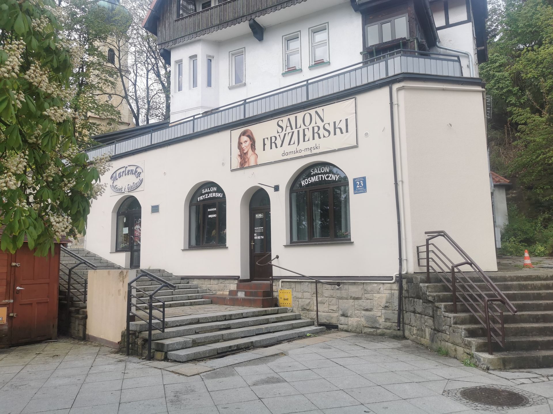 Salon fryzjerski przy deptaku