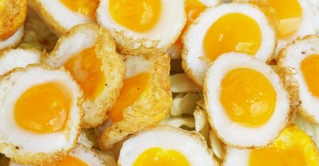 Kupuję te jajka na Wielkanoc, gdy wypatrzę w sklepie. Sałatki, pasty i biszkopty mają wtedy ładniejszy kolor