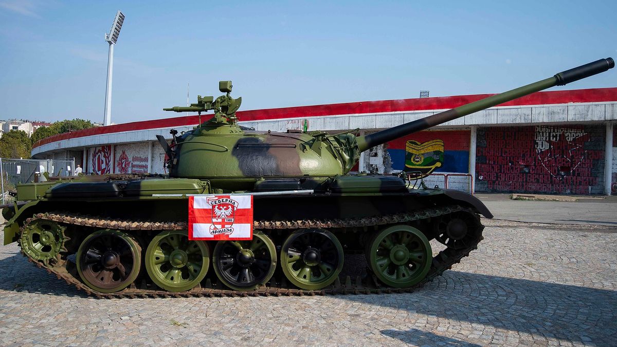 Replika czołgu T-55 przed stadionem Marakana w Belgradzie