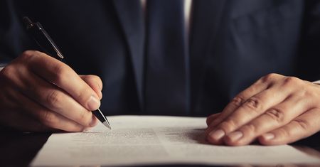 Afera wokół Collegium Humanum. Ogromny akt oskarżenia wobec 29 osób – korupcja, fałszywe dyplomy i pranie pieniędzy