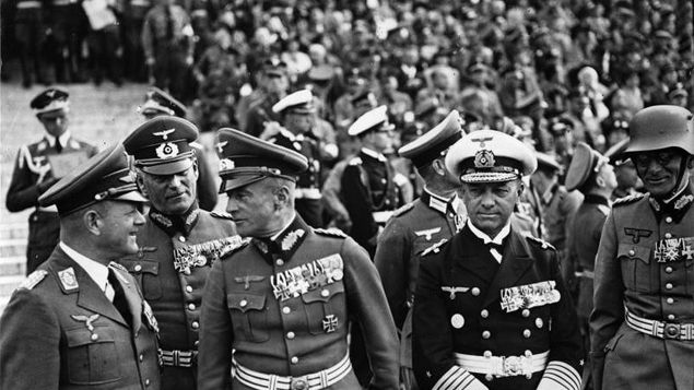 Feldmarszałek Erhard Milch (z lewej) w towarzystwie feldmarszałków Wilhelma Keitela, Walthera von Brauchitscha,Maximiliana von Weichsa i wielkiego admirała Ericha Raedera. Wrzesień 1938 r.