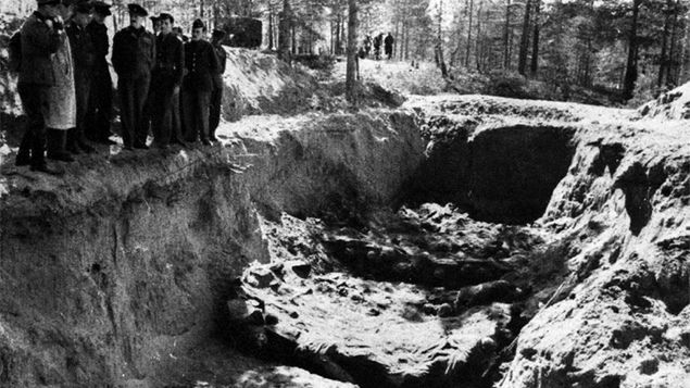 Ekshumacja ciał polskich jeńców zamordowanych w Katyniu. Fotografia z 1943 r.