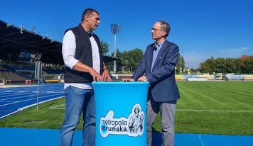 Widok na trybuny. Sport dla każdego, obiekty MOSiR-u służą mieszkańcom Torunia