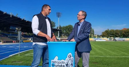 Widok na trybuny. Sport dla każdego, obiekty MOSiR-u służą mieszkańcom Torunia