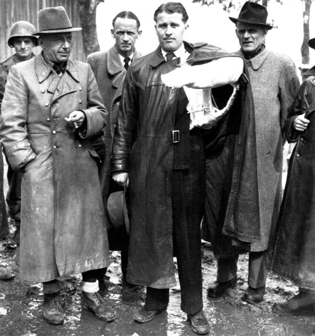 Wernher von Braun (z ręką w gipsie) wraz z innymi niemieckimi naukowcami poddaje się amerykańskim żołnierzom. 3 maja 1945 r. 