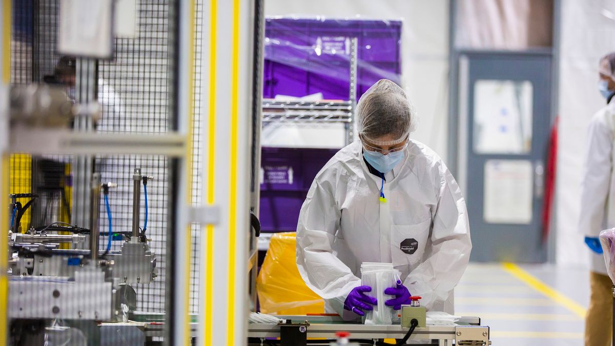 Produkcja maseczek w fabryce Forda (fot. Ford)