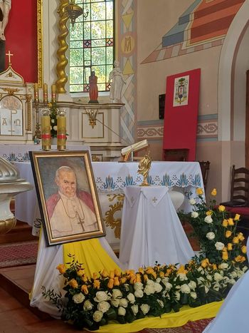 Wyjątkowa uroczystość w Parafii św. Floriana w Radzanowie– bierzmowanie 35 osób, poświęcenie wieży i relikwie św. Jana Pawła II