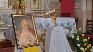 Wyjątkowa uroczystość w Parafii św. Floriana w Radzanowie– bierzmowanie 35 osób, poświęcenie wieży i relikwie św. Jana Pawła II