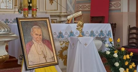 Wyjątkowa uroczystość w Parafii św. Floriana w Radzanowie– bierzmowanie 35 osób, poświęcenie wieży i relikwie św. Jana Pawła II