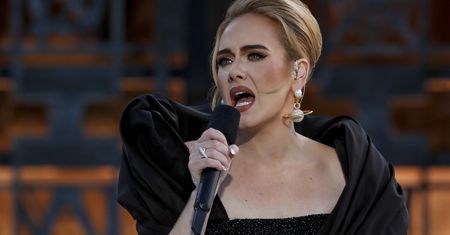 Adele w króciutkiej, złocistej mini. To nie był najbardziej komfortowy wybór