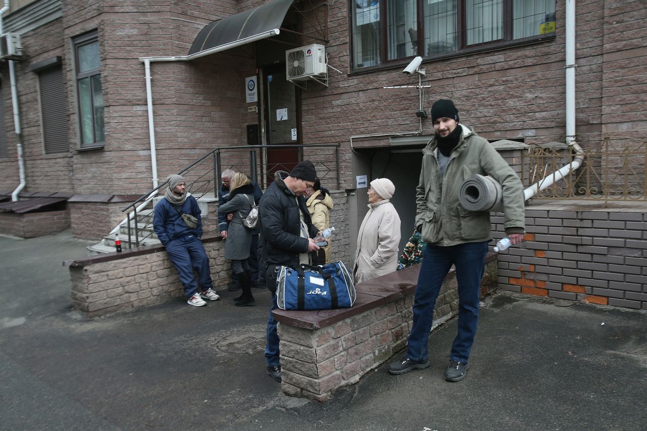 24 lutego 2022, Ukraina, Kijów: Ludzie w pobliżu schronu w Kijowie.