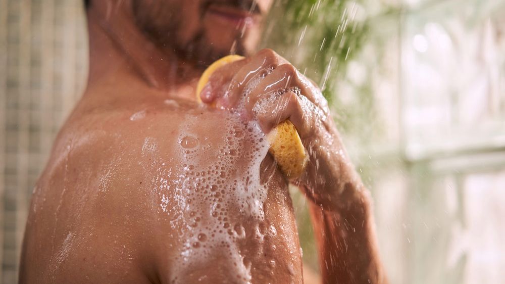 Wczesny objaw demencji, na który mało osób zwraca uwagę. Zauważysz go podczas brania prysznica