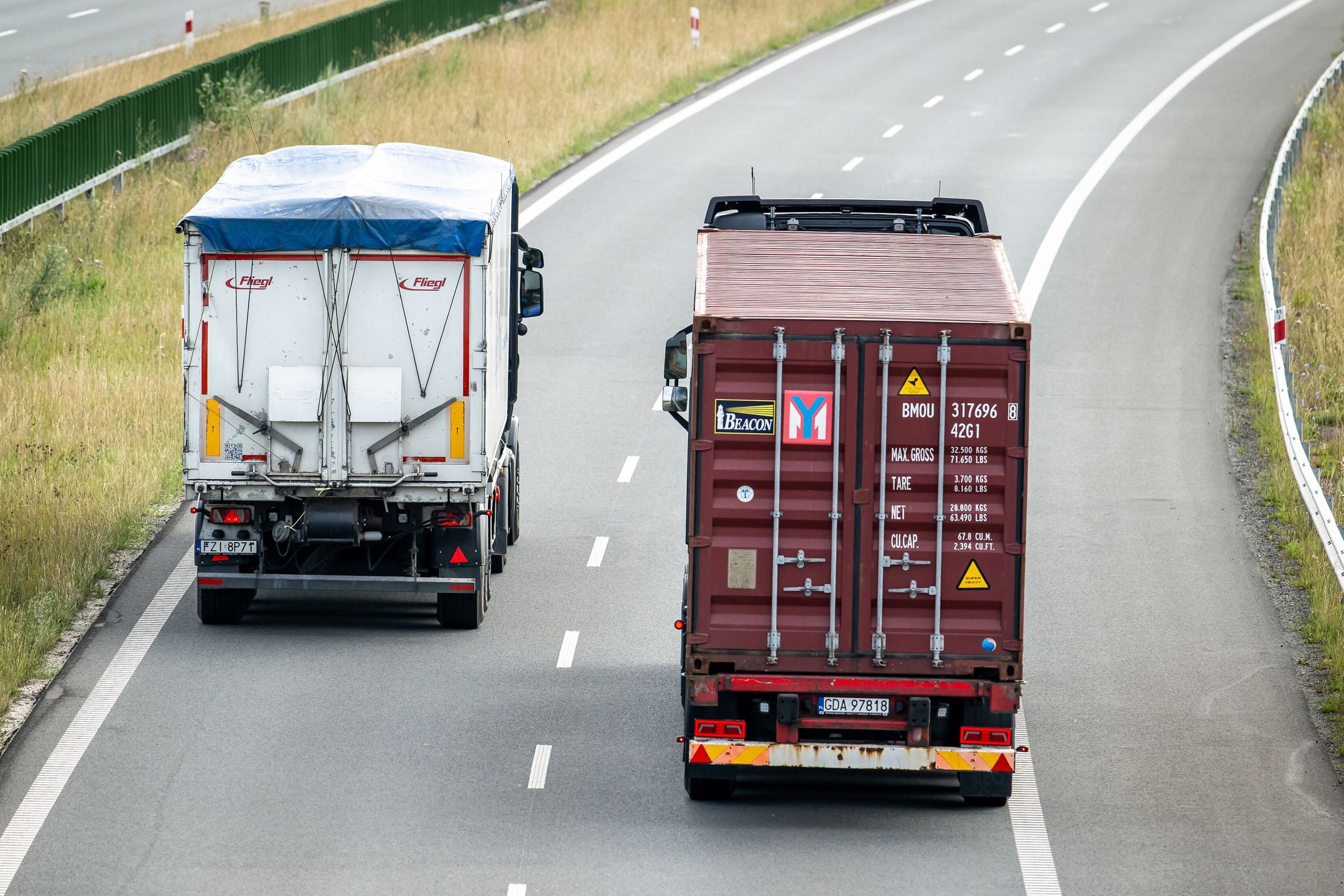 Borówno (pow. bydgoski), 03.07.2023. Ciężarówki na drodze ekspresowej S5 między Bydgoszczą a węzłem Nowe Marzy, w miejscowości Borówno, 3 bm. Od 1 lipca obowiązuje zakaz wyprzedzania innych pojazdów przez ciężarówki na dwupasmowych odcinkach autostrad i dróg ekspresowych. (jm) PAP/Tytus Żmijewski