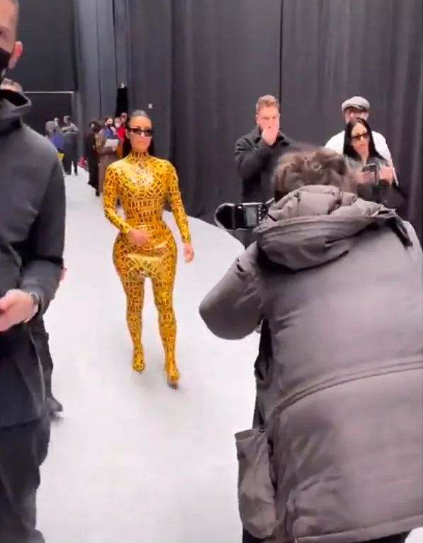 Kim Kardashian oklejona taśmą na Tygodniu Mody w Paryżu 