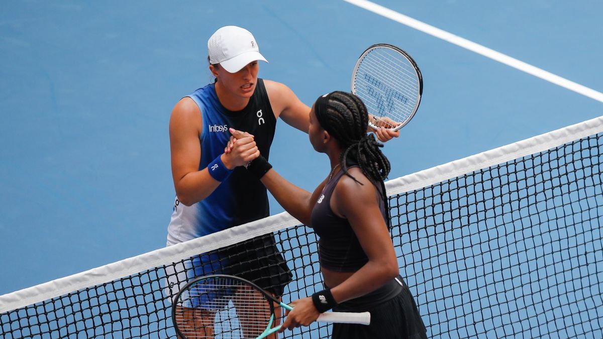 PAP/EPA / WU HAO  / Na zdjęciu: Iga Świątek i Coco Gauff