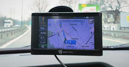 Test nawigacji Navitel E500 Magnetic. Czy w dobie smartfonów warto ją kupić?