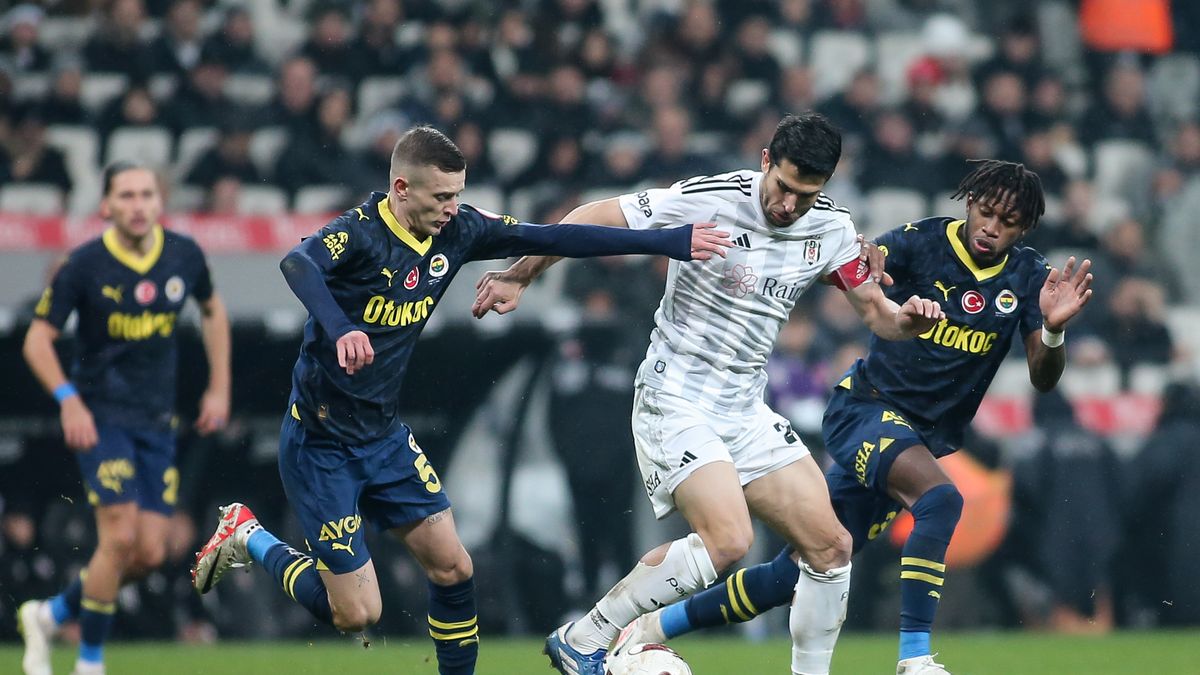 Getty Images / Ahmad Mora / Na zdjęciu: Sebastian Szymański podczas derbów Besiktas - Fenerbahce