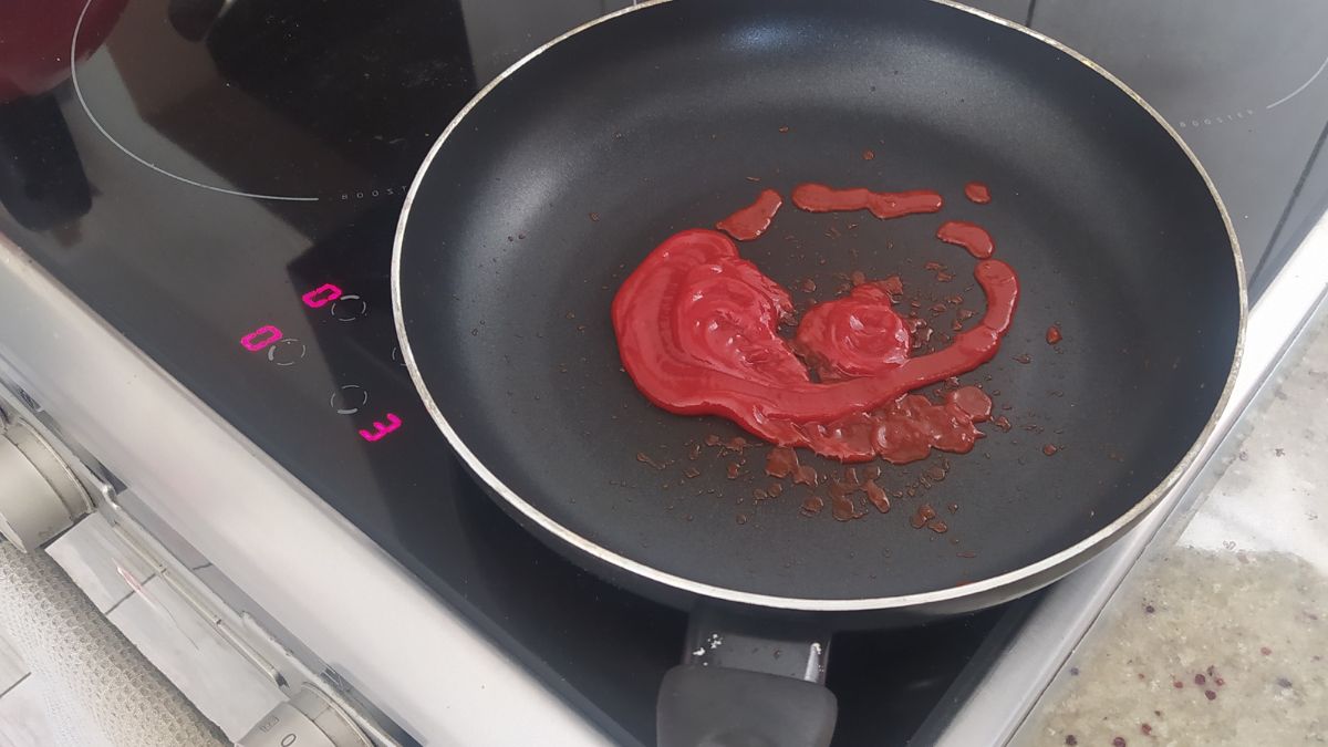 Zabrudzenia z patelni usuniesz, używając popularnego sosu