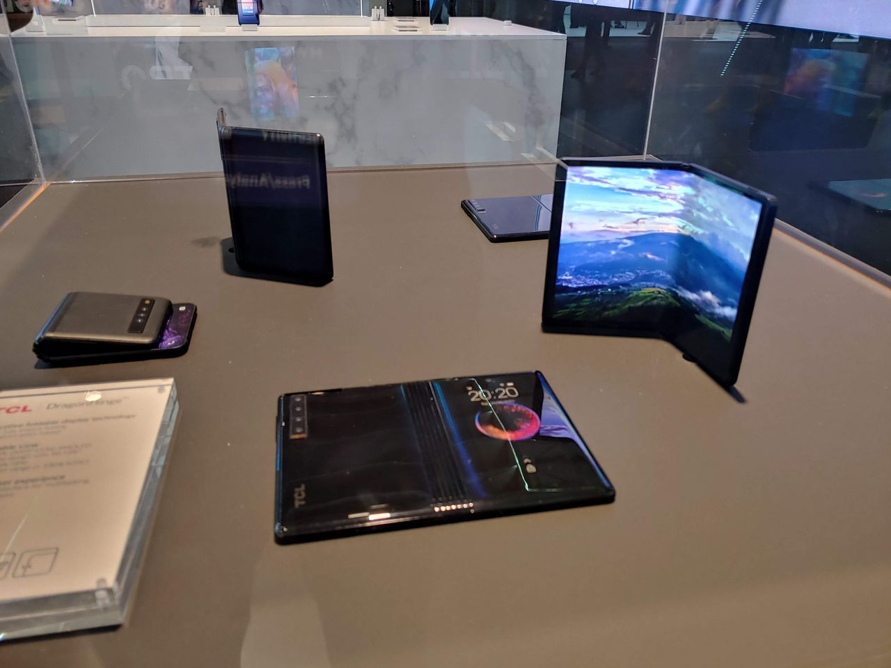 Prototypu składanych smartfonów TCL na targach MWC 2019
