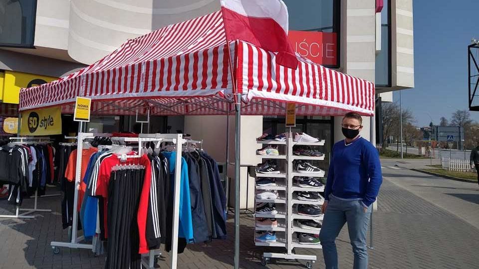 Jeden ze straganów przy galerii handlowej