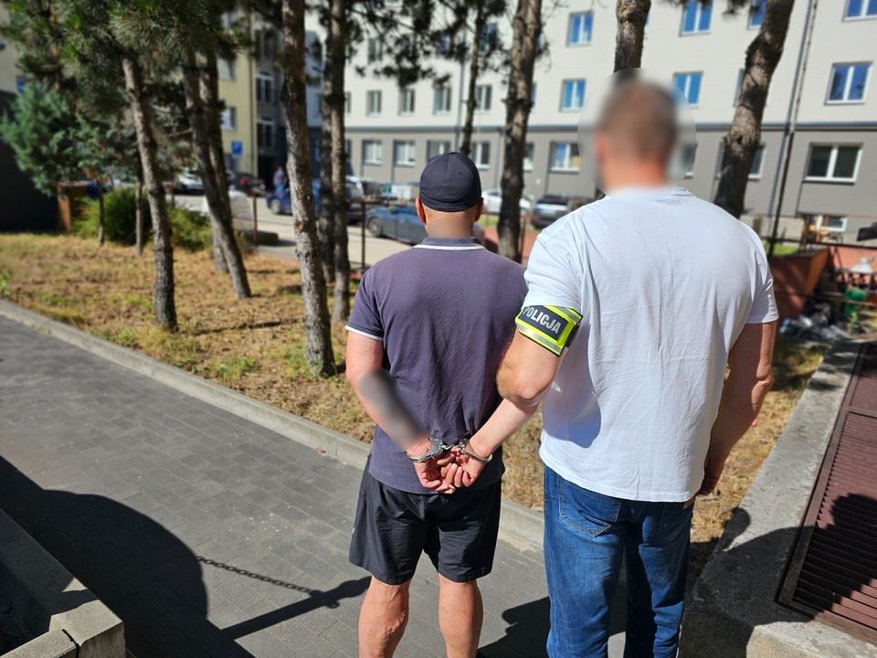 Akcja policjantów przy bankomacie. Zatrzymali i skuli kajdankami dwóch oszustów