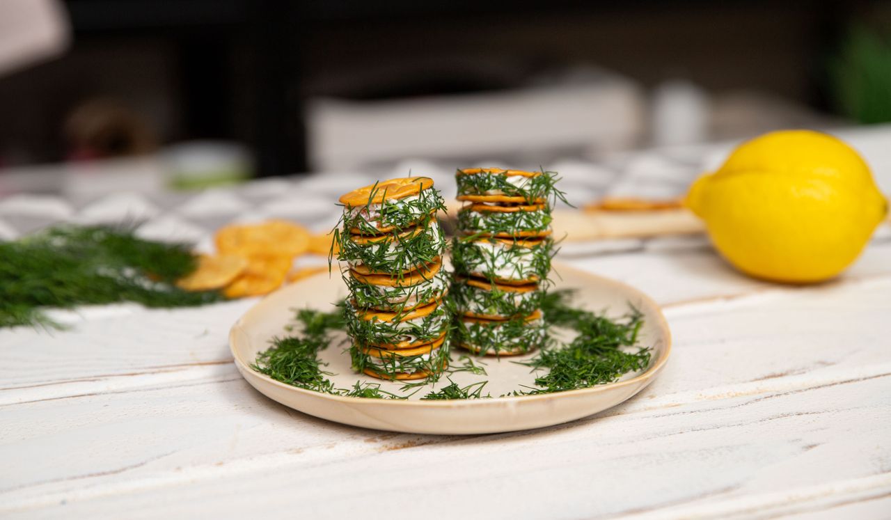 W zaledwie 10 minut robię pyszne przekąski z łososiem. Znikają jak ciepłe bułeczki