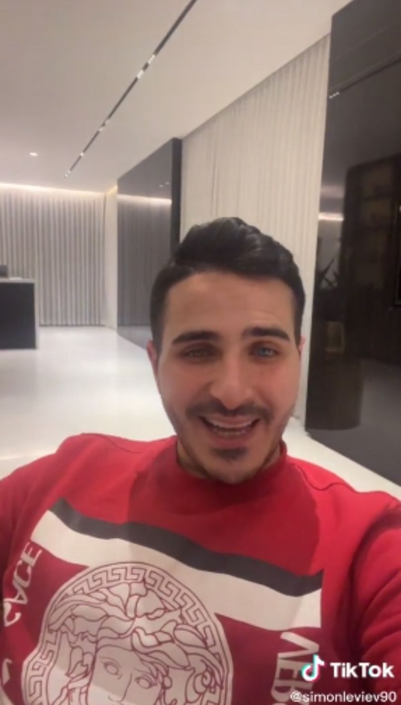 "Oszust z Tindera" przypomina o sobie podczas live'a na TikToku