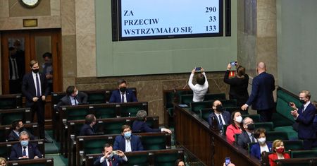 Sejm ratyfikował Fundusz Odbudowy. "Gdyby za odrzuceniem głosowała cała opozycja, jutro rząd by upadł"