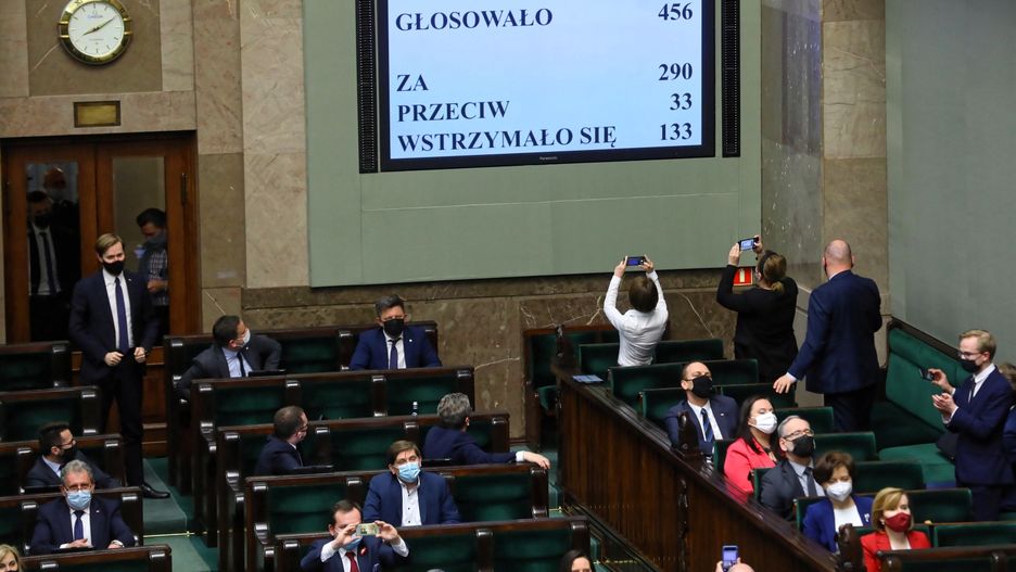 Sejm ratyfikował Fundusz Odbudowy. "Gdyby za odrzuceniem głosowała cała opozycja, jutro rząd by upadł"