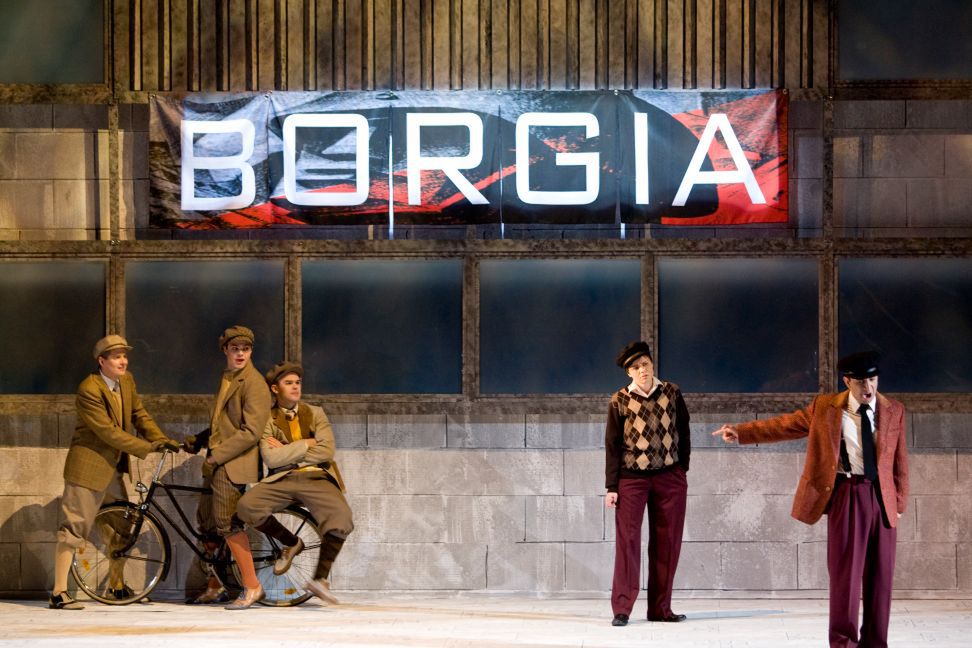 Karol Kozłowski (Vitellozzo), Maciej Nerkowski (Gazella), Mateusz Zajdel (Liverotto), Agnieszka Rehlis (Maffio Orsini) i Luciano Botelho (Gennaro) w „Lukrecji Borgii” w Teatrze Wielkim – Operze Narodowej, 2009 © Krzysztof Bieliński