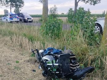 Konary: Motocyklista wjechał w drzewo. Z ciężkimi obrażeniami trafił do szpitala