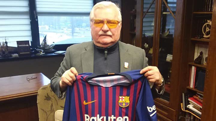 Lech Wałęsa z koszulką Barcelony 