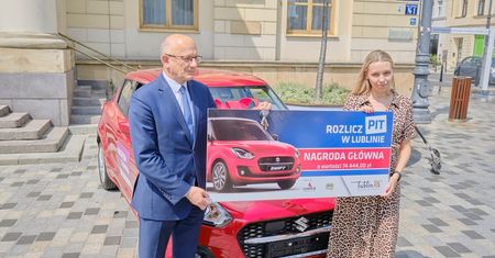 Do trzech razy sztuka. Pani Beata odebrała samochód hybrydowy wygrany w loterii Rozlicz PIT w Lublinie
