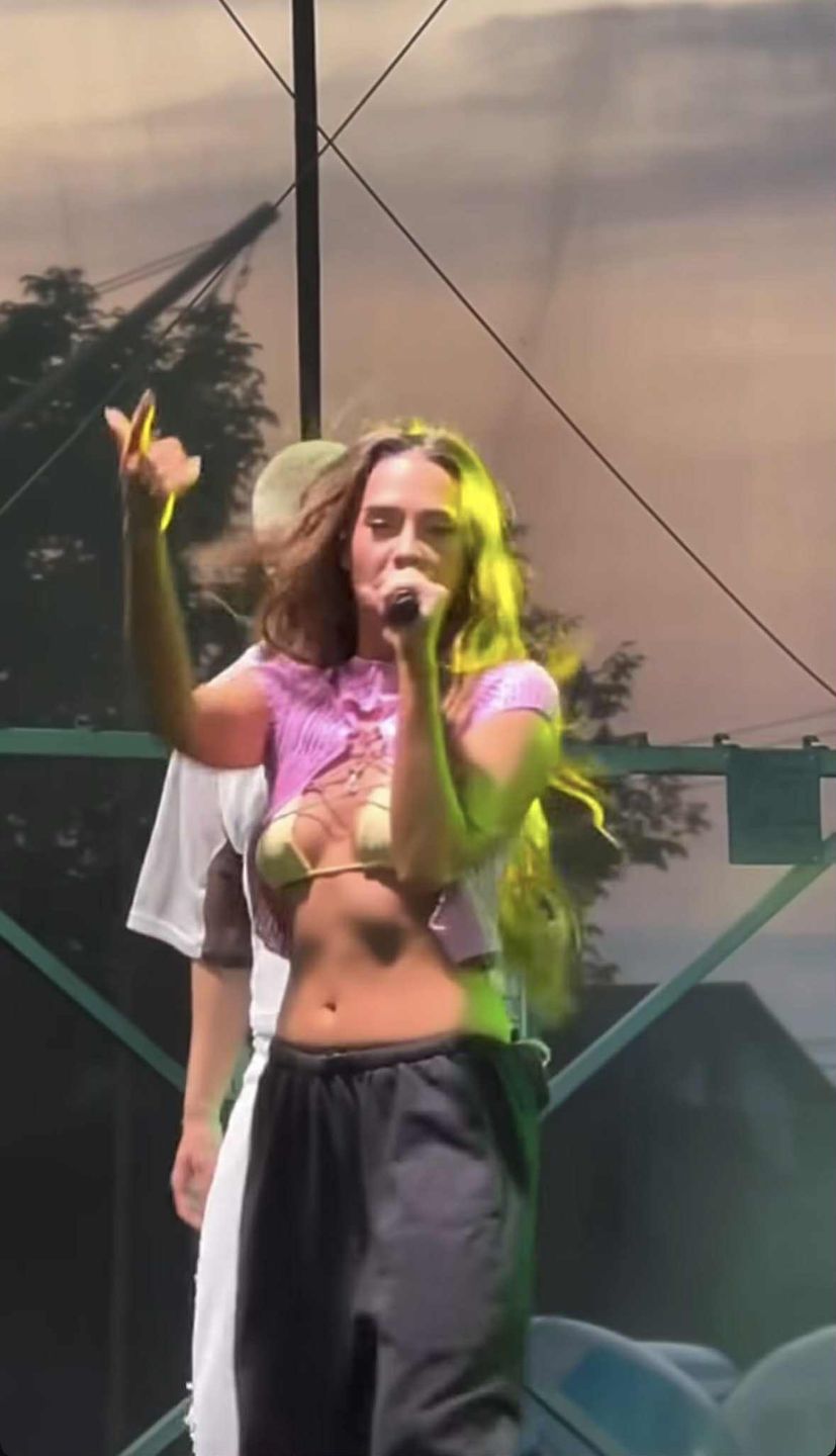 Blanka szaleje na scenie w staniku