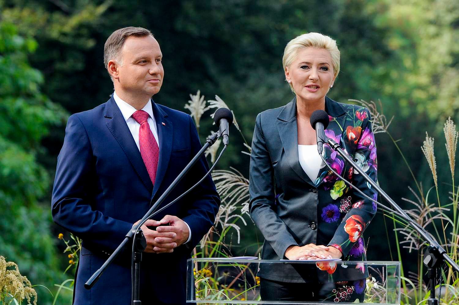 Agata Duda w kwiatowej stylizacji