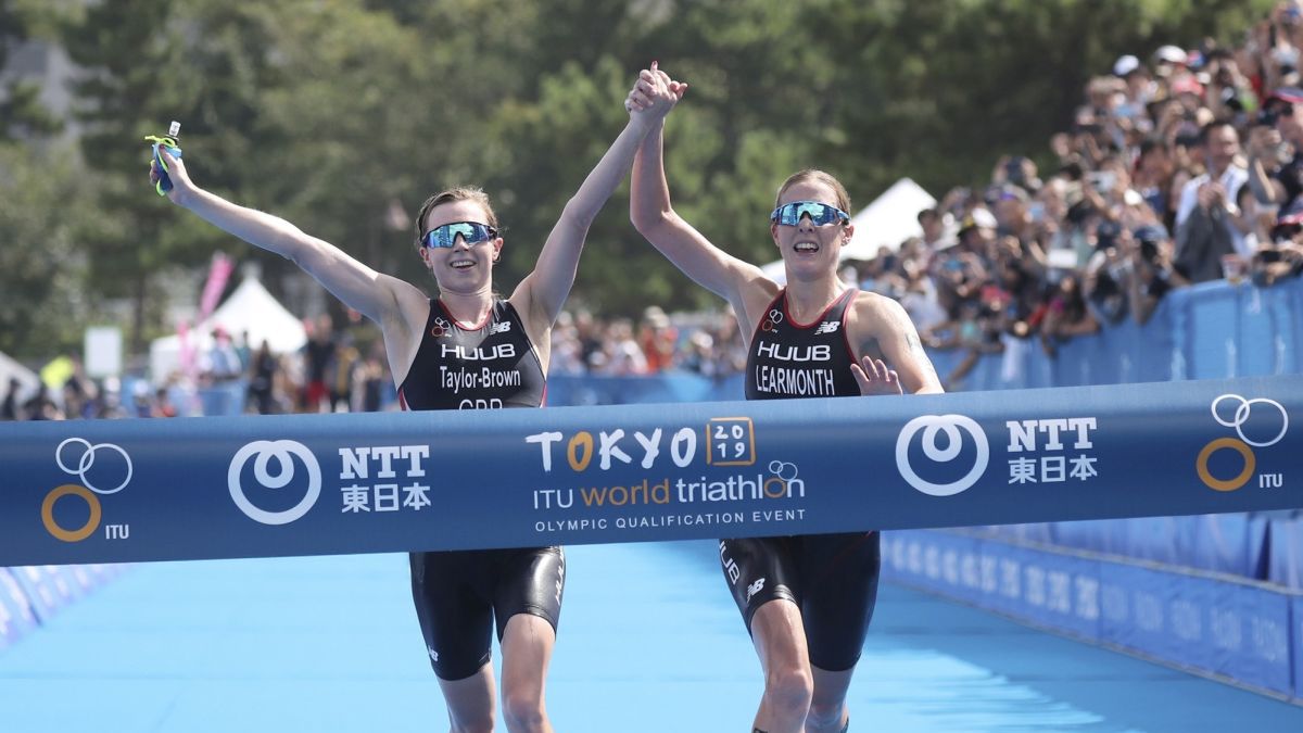 Georgia Taylor-Brow i Jess Learmonth na mecie zawodów triathlonowych w Tokio