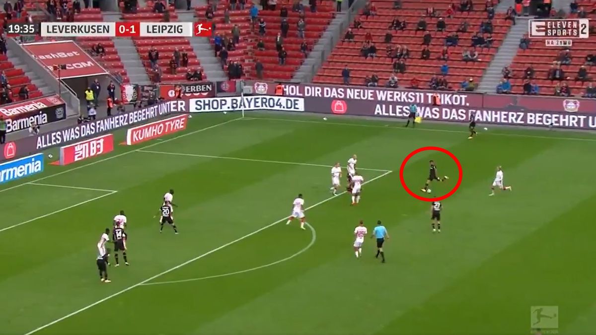 Kerem Demirbay strzela do bramki w meczu Bayer Leverkusen - RB Lipsk w Bundeslidze